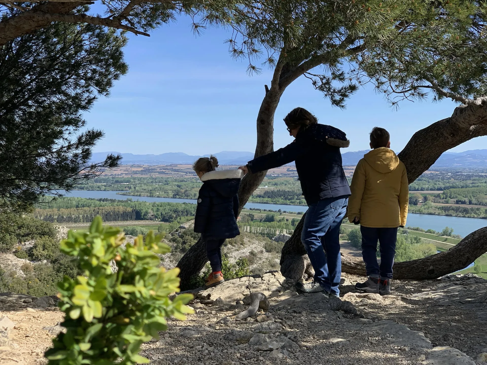 Promenade en famille au Château Pointu et vue sur Châteauneuf-du-Pape et le mont Ventoux