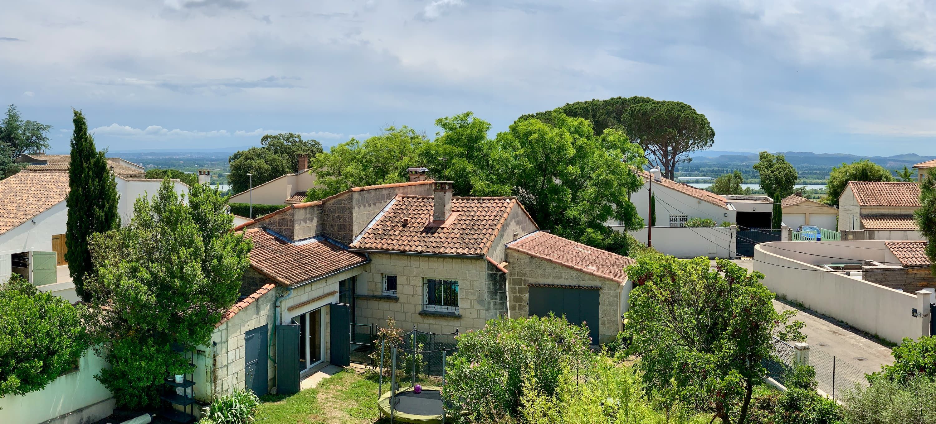 La façade sud de la maison InAvignon, avec sa terrasse et ses deux sophoras