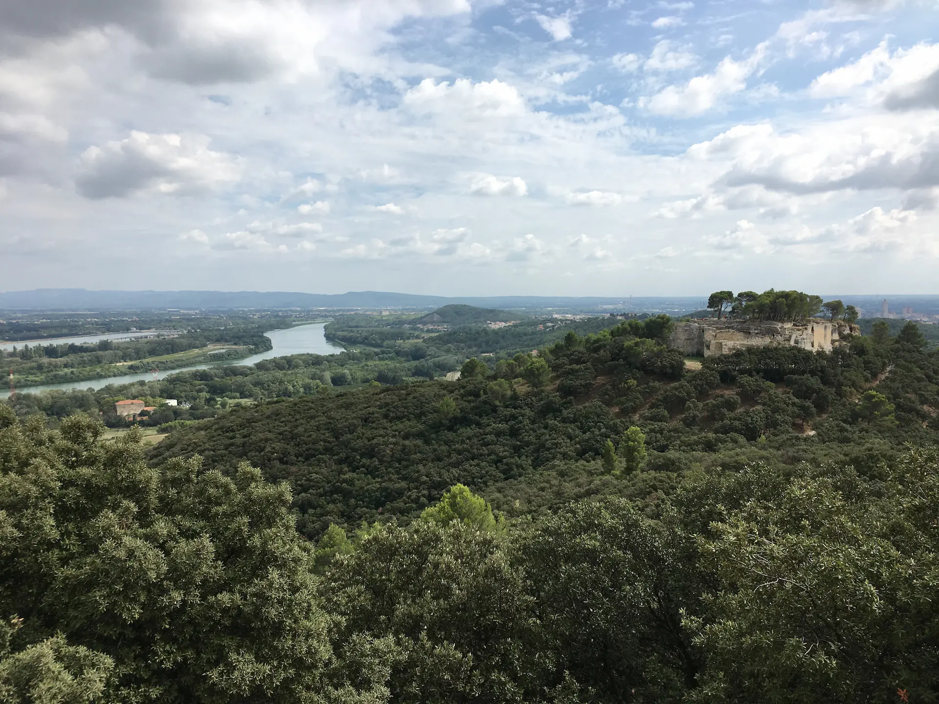 Vue de l'abbaye de Saint-Roman depuis l’un des nombreux sentiers de randonnée.