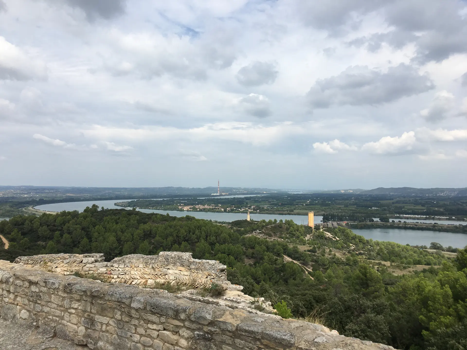 Vue depuis l'abbaye sur Aramon, et Avignon en arrière plan.
