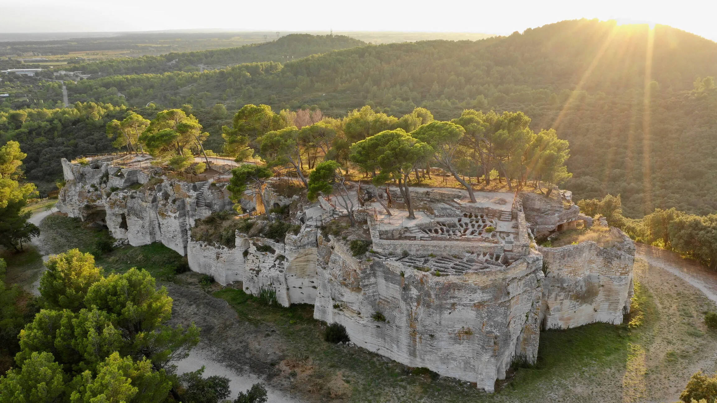 Vue aérienne de l'abbaye de Saint-Roman.