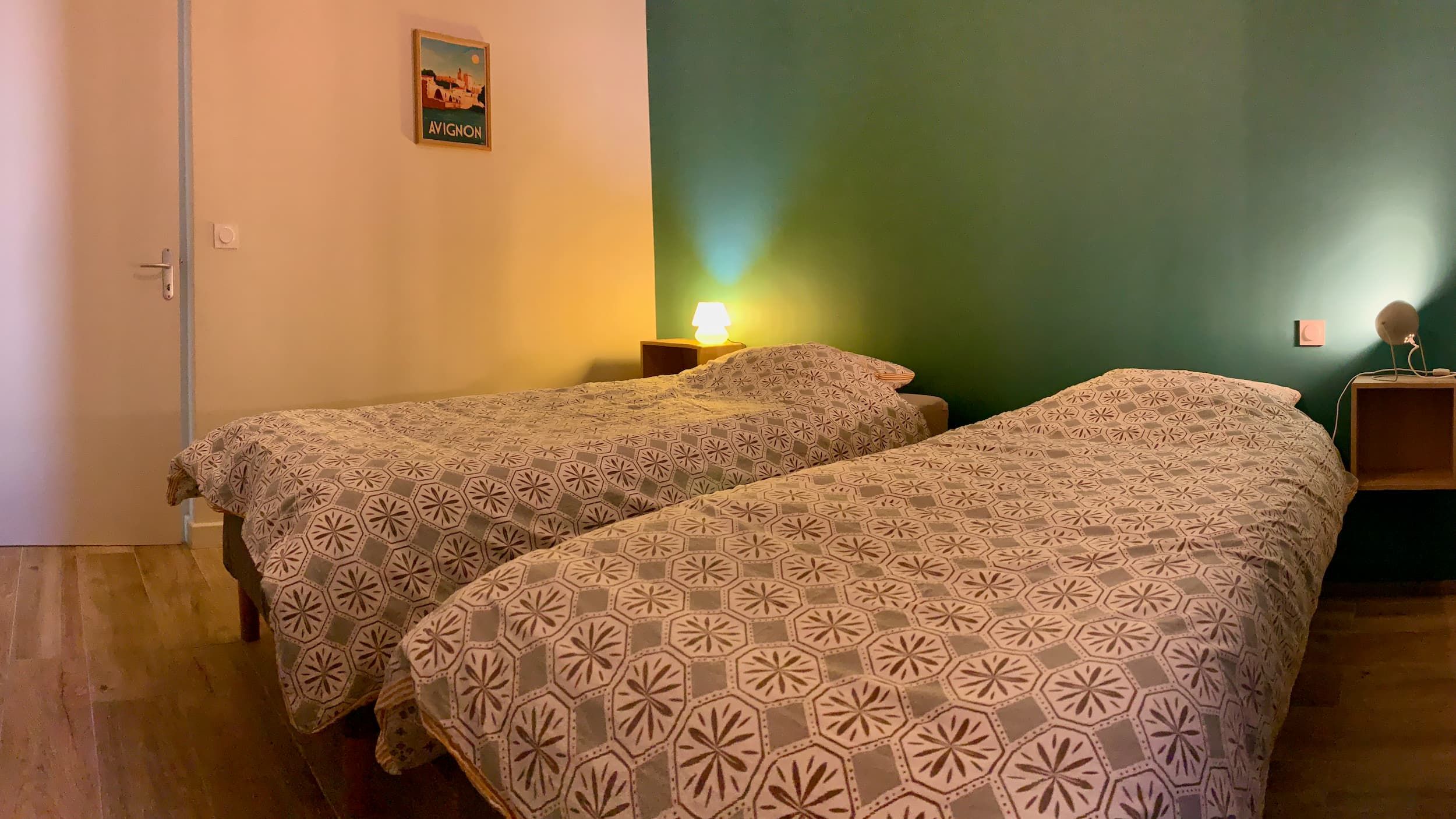 Vue de la chambre avec le lit double, le placard et la bibliothèque