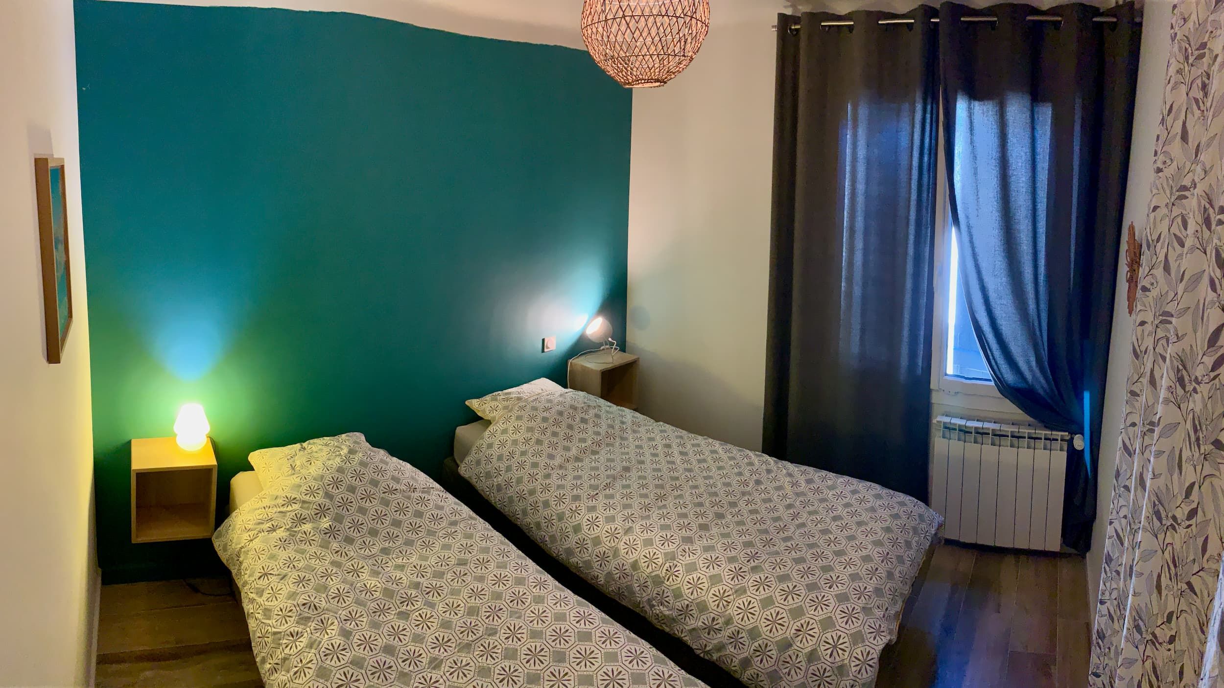 Vue de la chambre avec le lit double, le placard et la bibliothèque