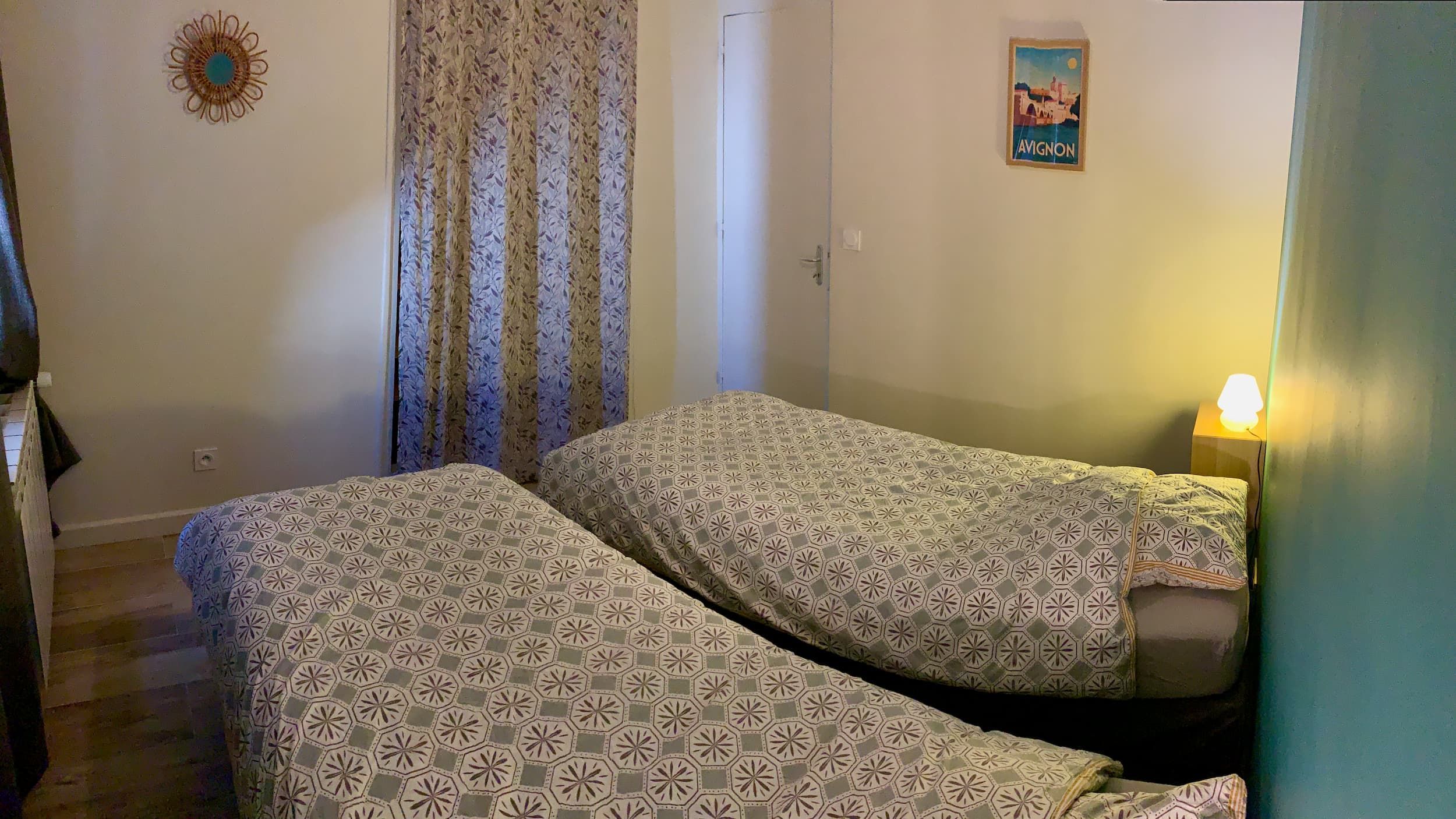 Vue de la chambre avec le lit double, le placard et la bibliothèque