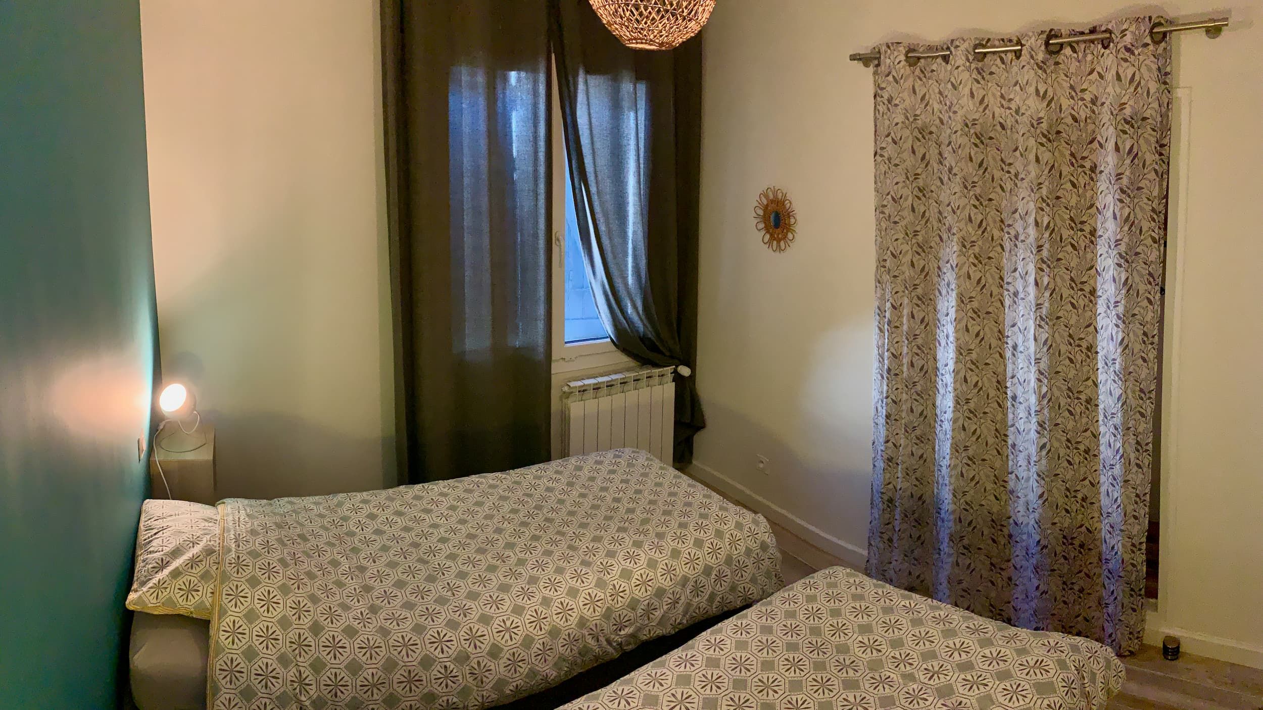 Vue de la chambre avec le lit double, le placard et la bibliothèque