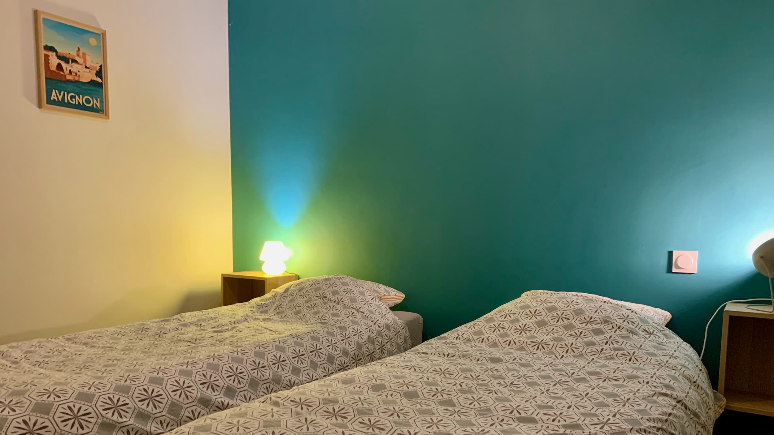 Vue de la chambre avec le lit double, le placard et la bibliothèque