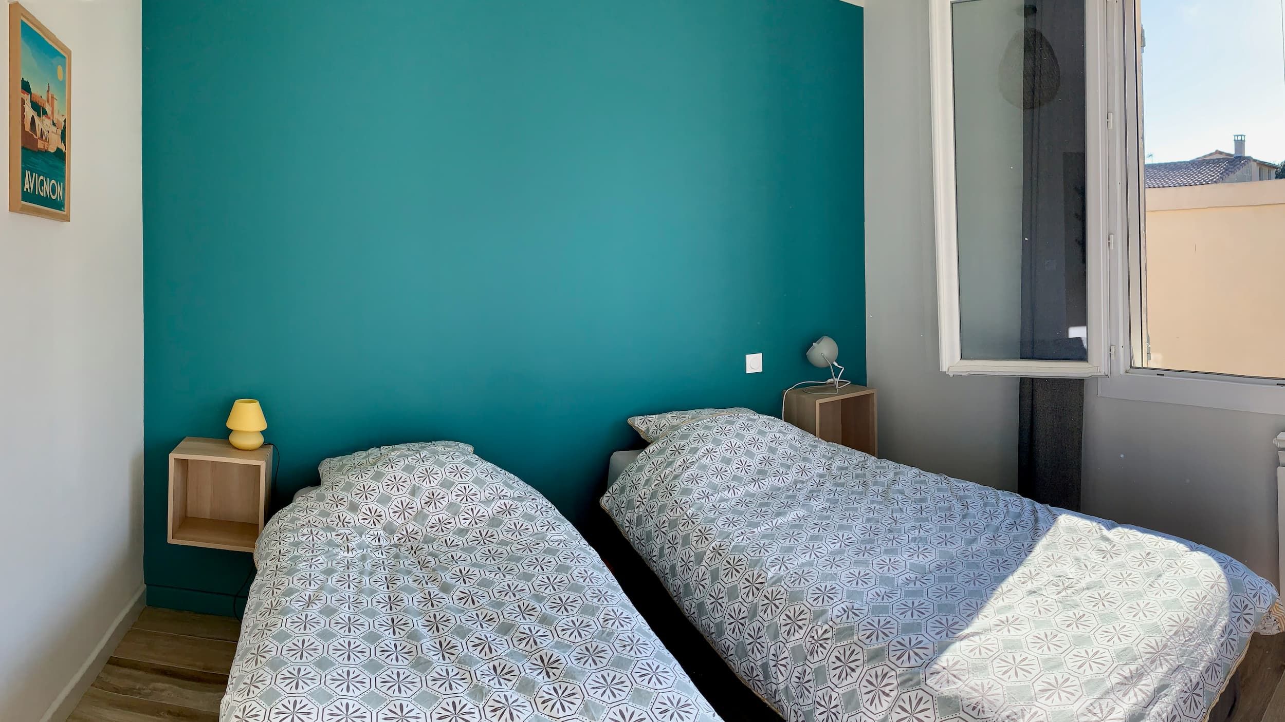 Vue de la chambre avec le lit double, le placard et la bibliothèque