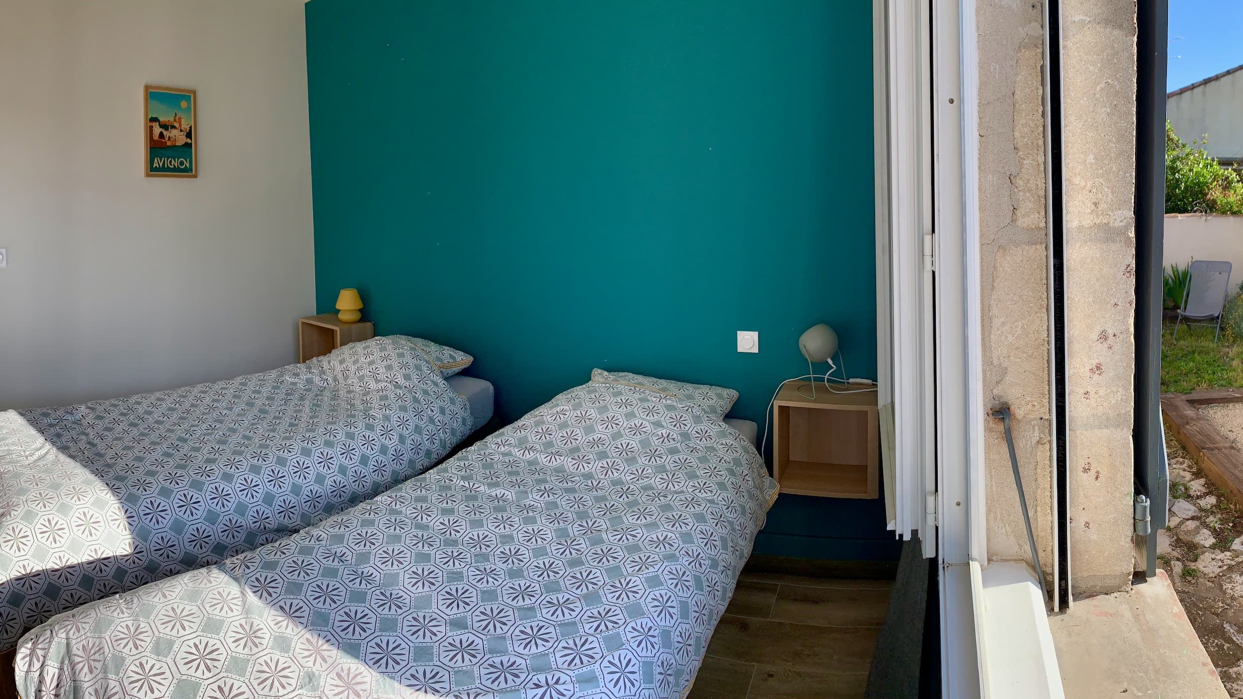 Vue de la chambre avec le lit double, le placard et la bibliothèque