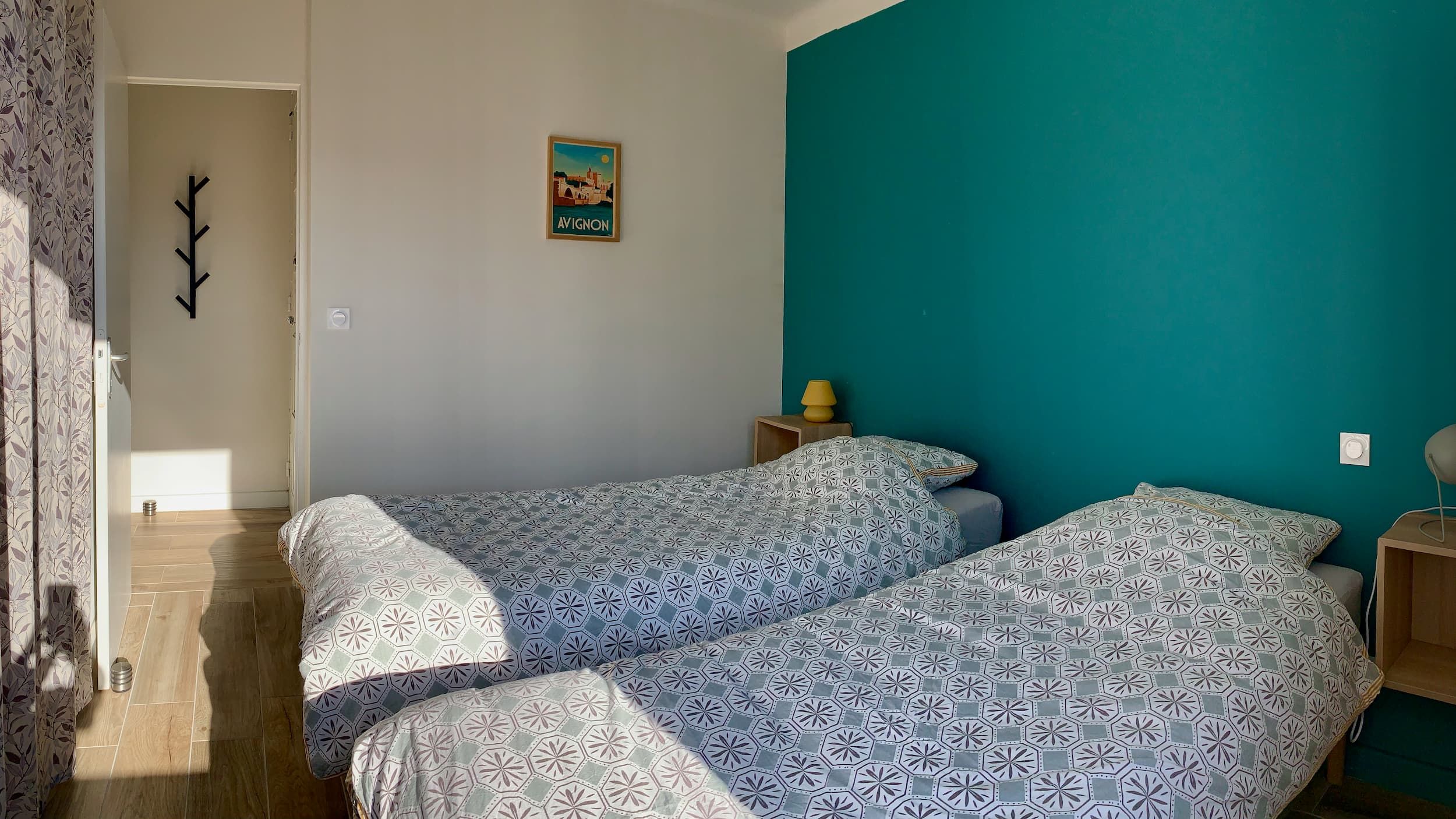 Vue de la chambre avec le lit double, le placard et la bibliothèque