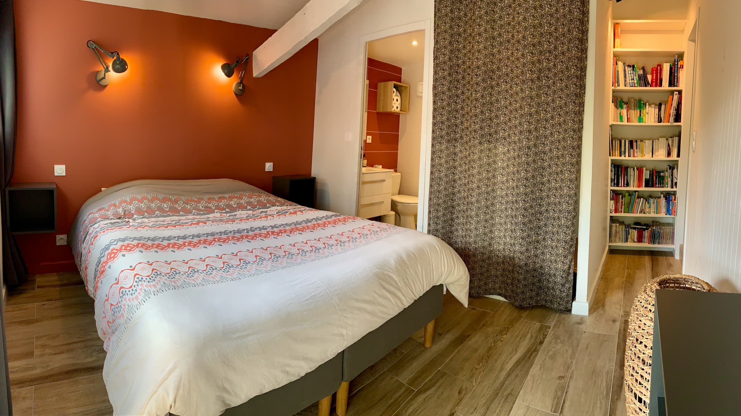 Une famille de 5 personnes est assise dans l'herbe - Photo de Nathan Dumlao sur Unsplash