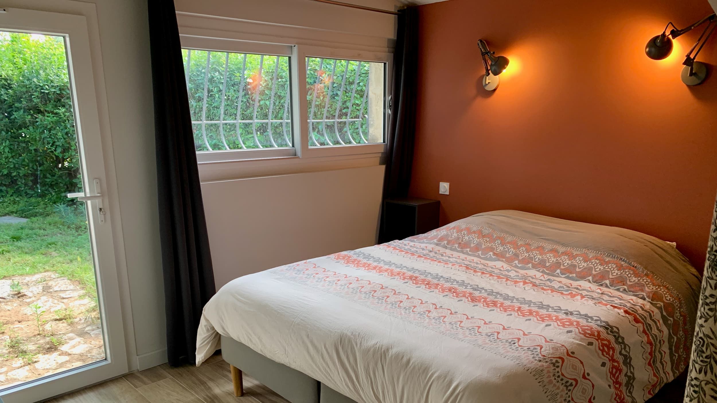 Vue de la chambre avec le lit double, le placard et la bibliothèque