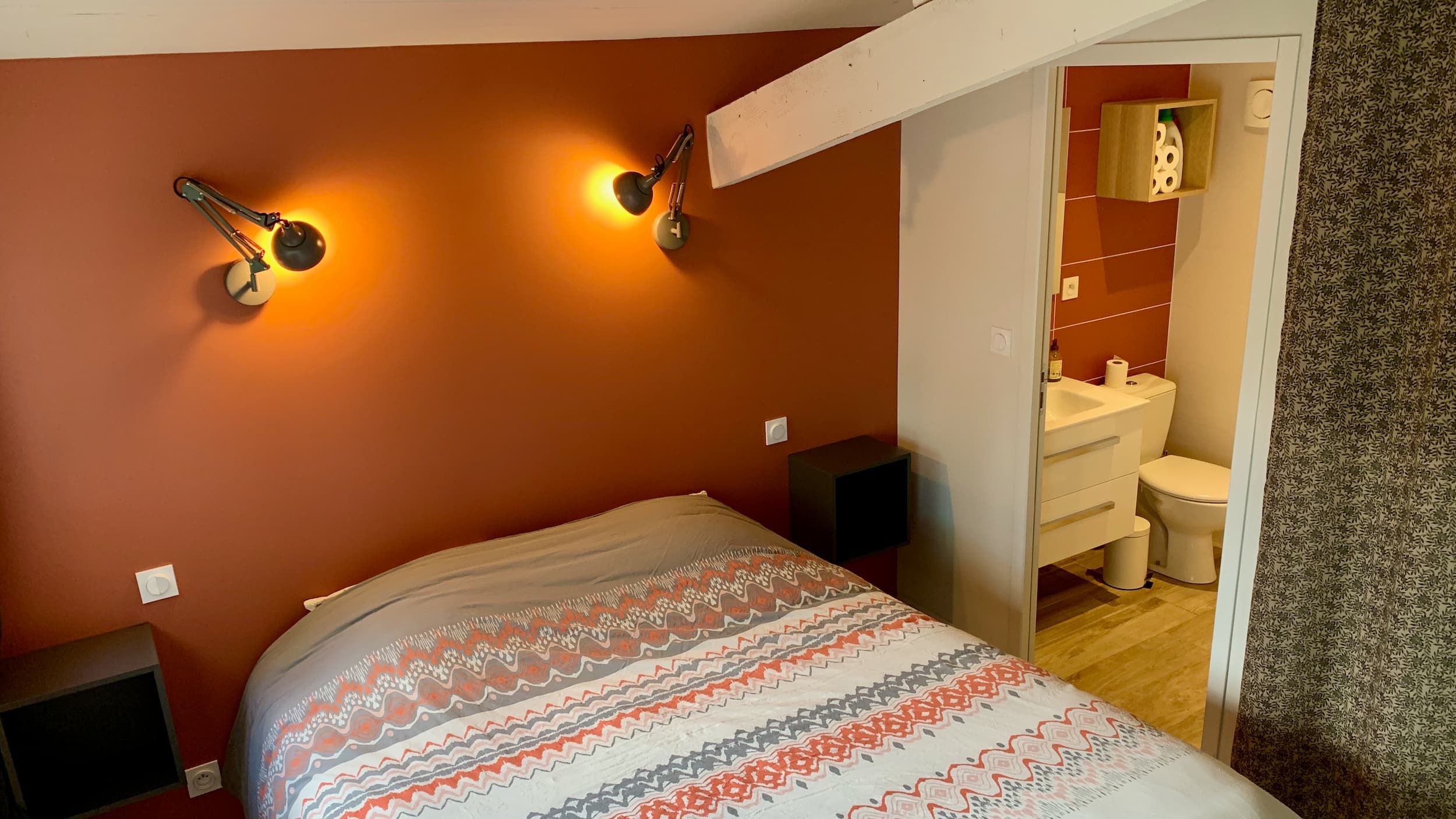 Vue de la chambre avec le lit double, le placard et la bibliothèque