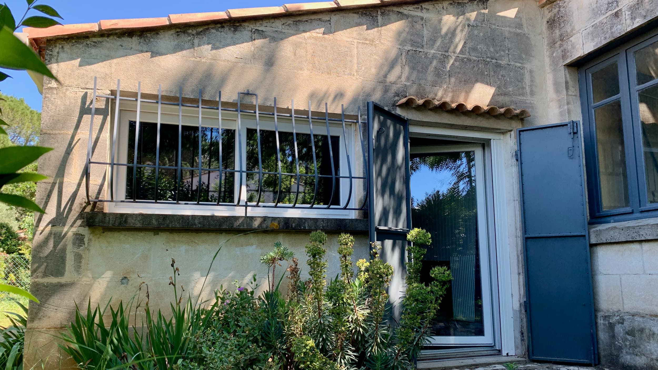 Vue de la chambre avec le lit double, le placard et la bibliothèque