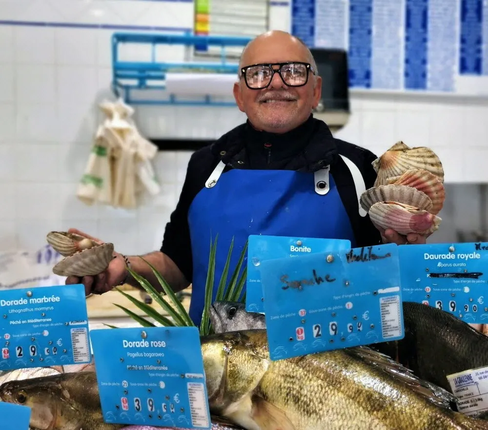 Didier, le patron de la Criée des Angles, vous accueille avec le sourire.