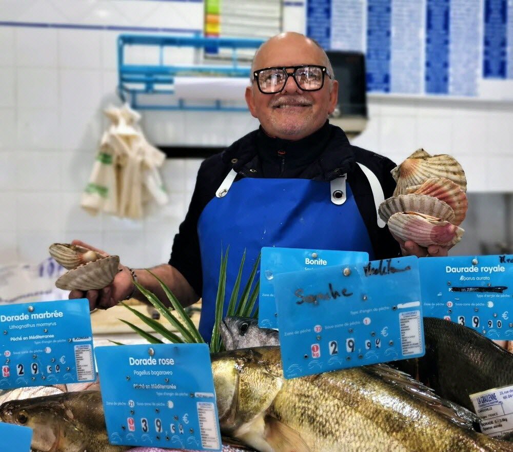 Didier, le patron de la Criée des Angles, vous accueille avec le sourire.
