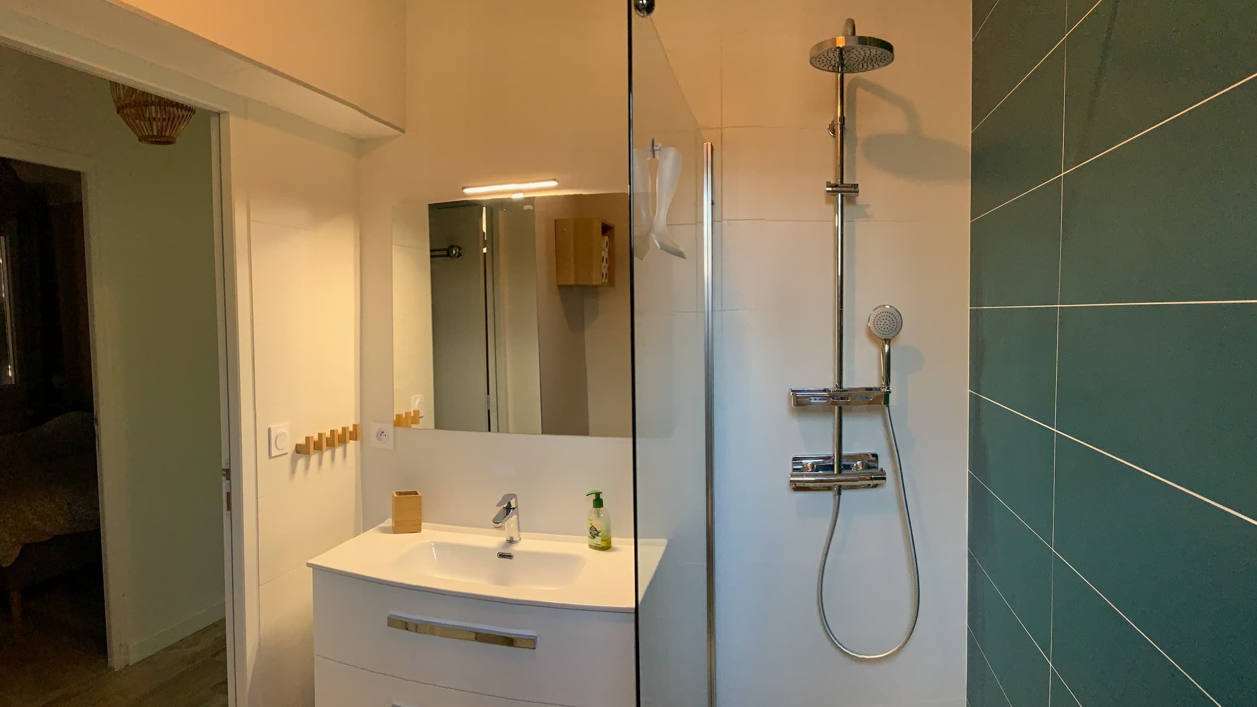 Vue de la chambre avec le lit double, le placard et la bibliothèque