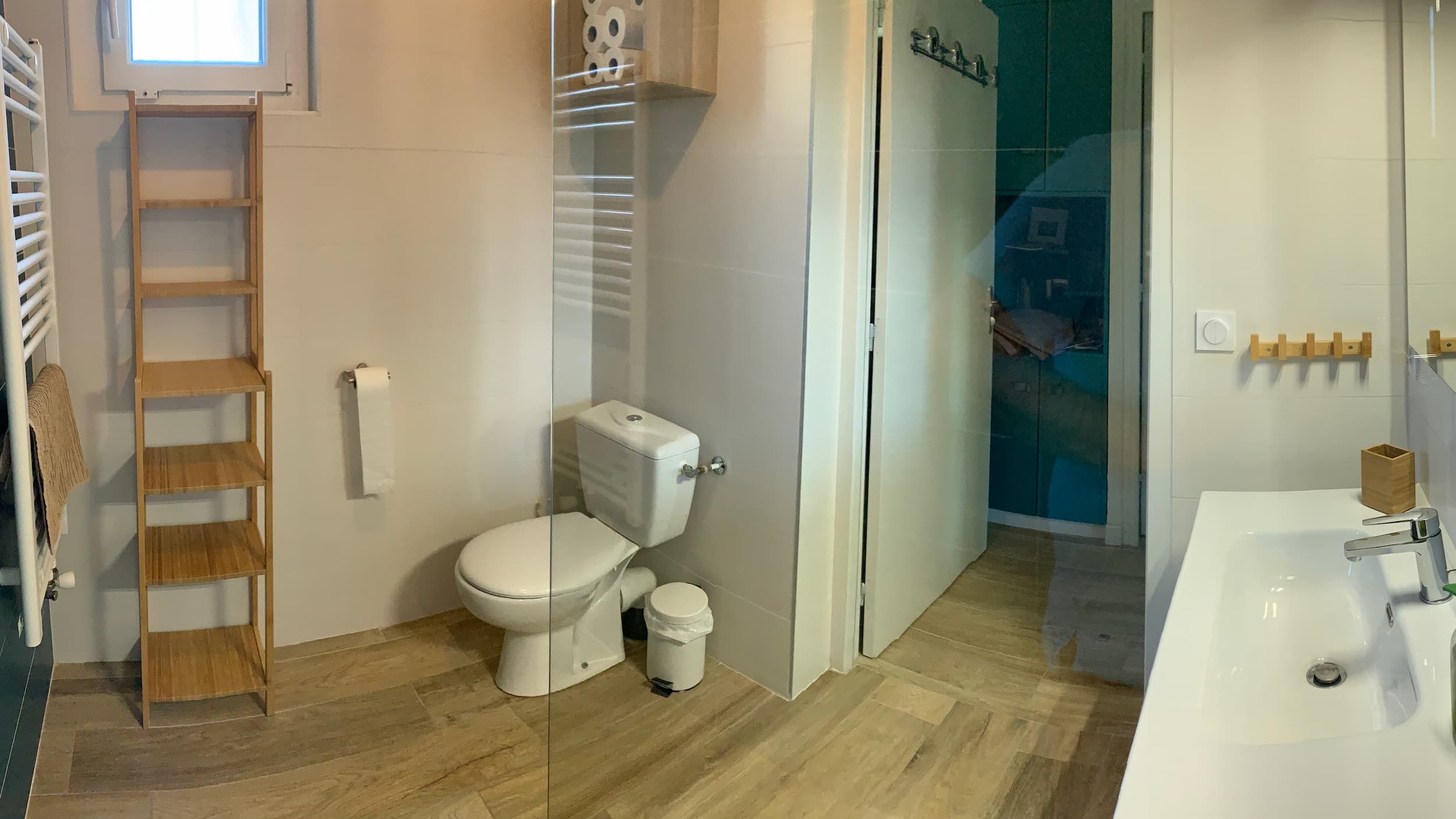 Vue de la chambre avec le lit double, le placard et la bibliothèque