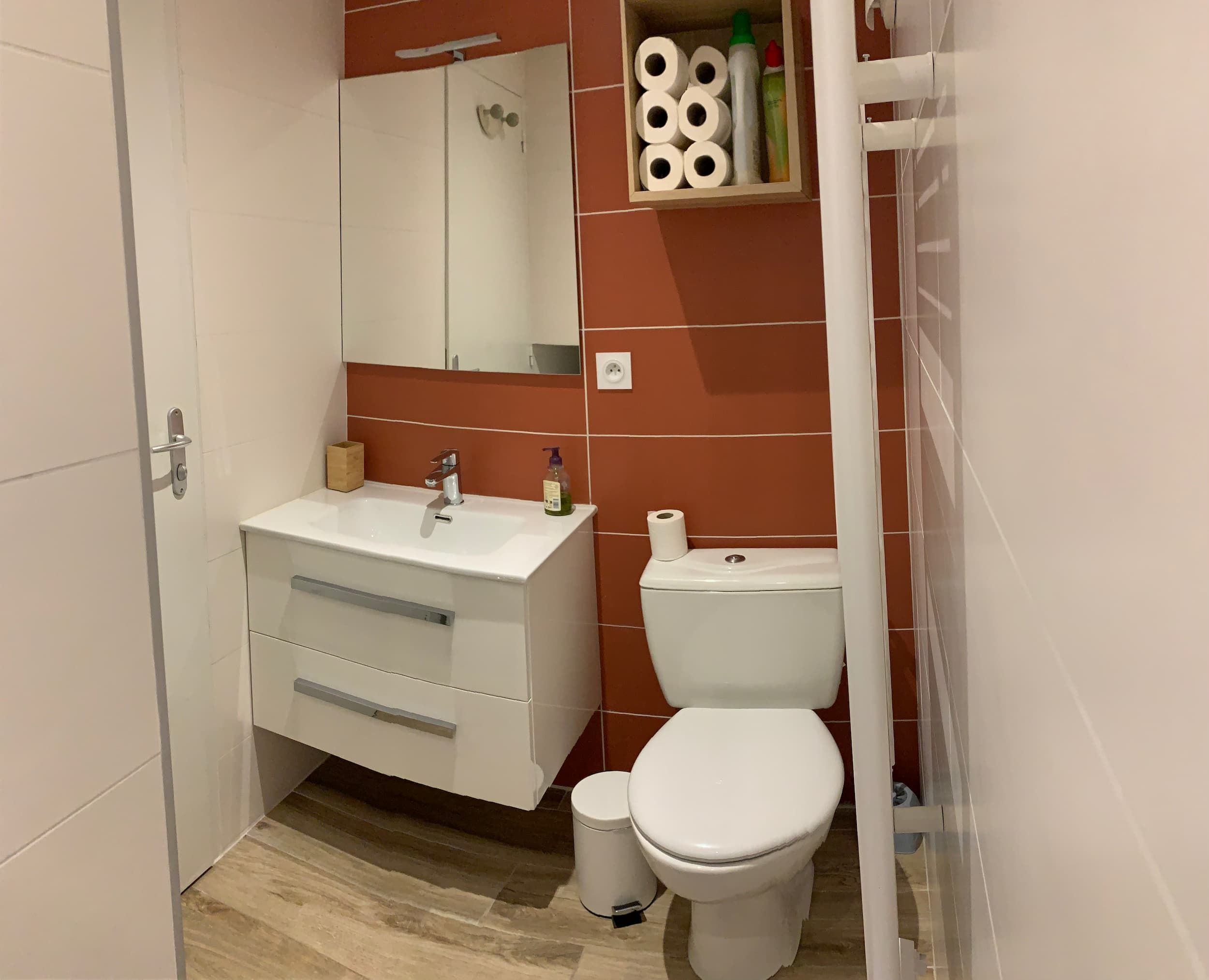 Vue de la chambre avec le lit double, le placard et la bibliothèque