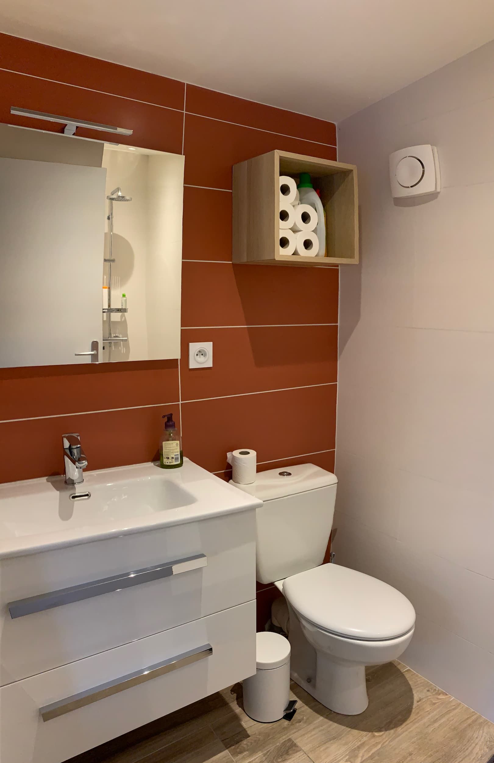 Vue de la chambre avec le lit double, le placard et la bibliothèque