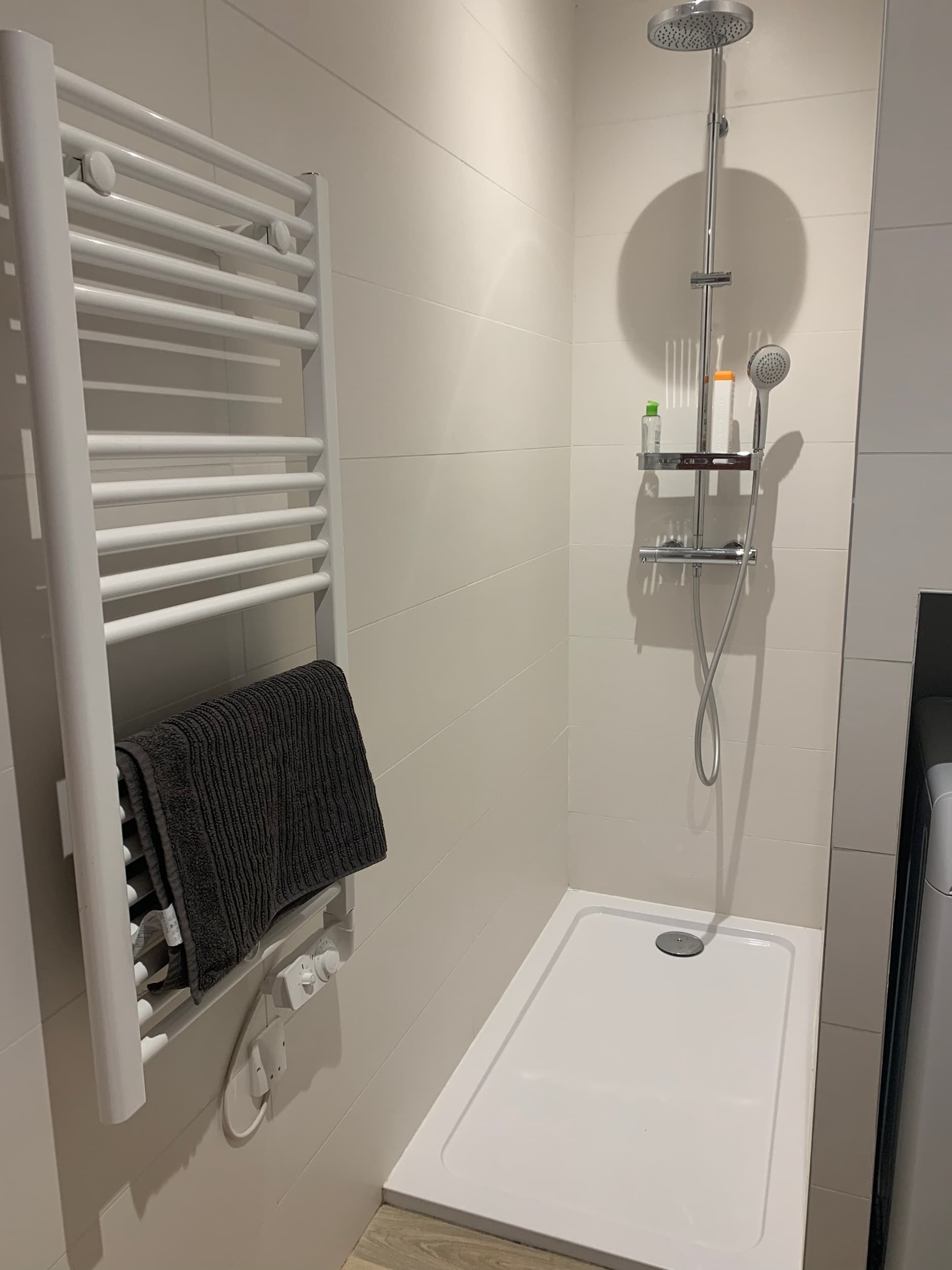 Vue de la chambre avec le lit double, le placard et la bibliothèque