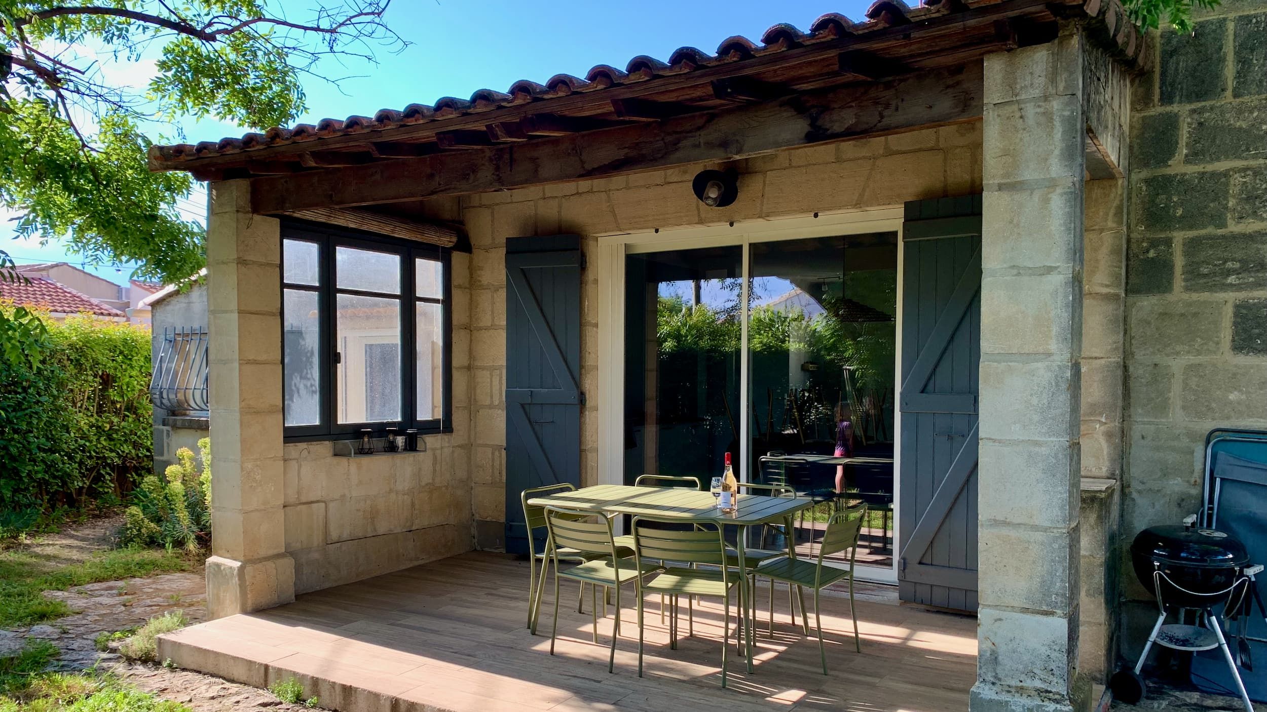 Une famille de 5 personnes est assise dans l'herbe - Photo de Nathan Dumlao sur Unsplash