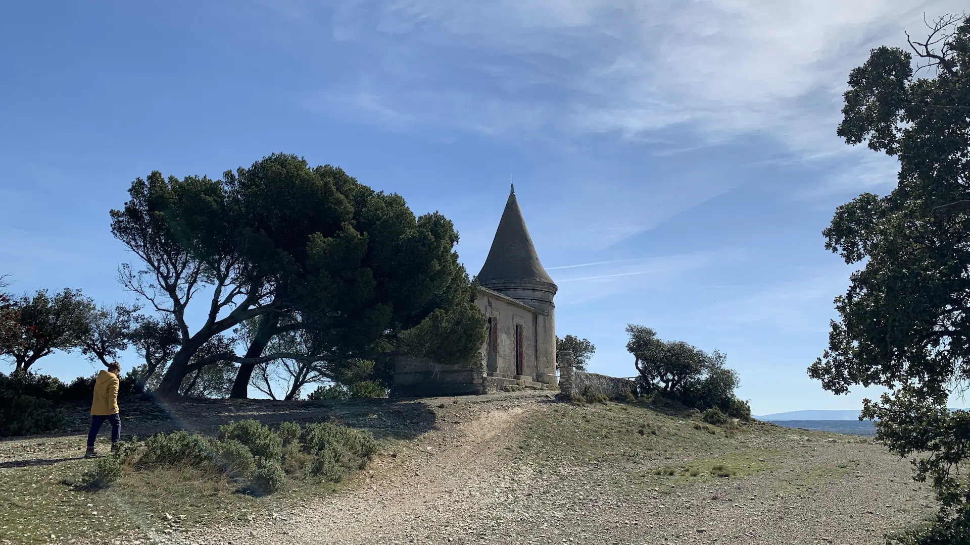 Arrivée au point culminant de la balade. Le château pointu.