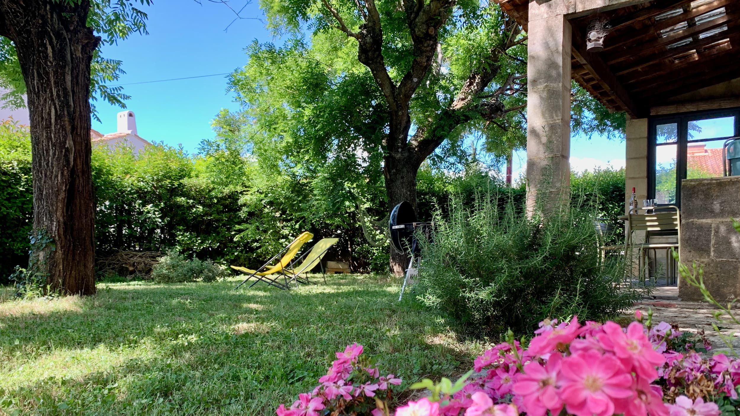 Un garçon endormi sur son chariot rouge “Radio Flyer” après l’avoir tiré pendant toute la journée - Photo de Blake Meyer sur Unsplash