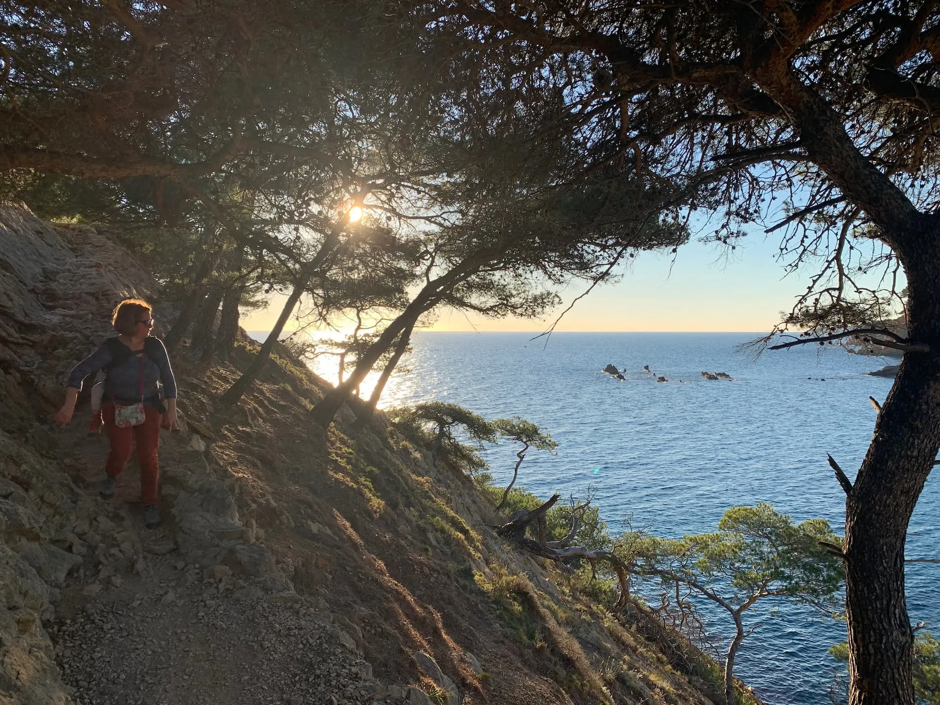 Promenade sur le sentier littoral de la calanque de Méjean